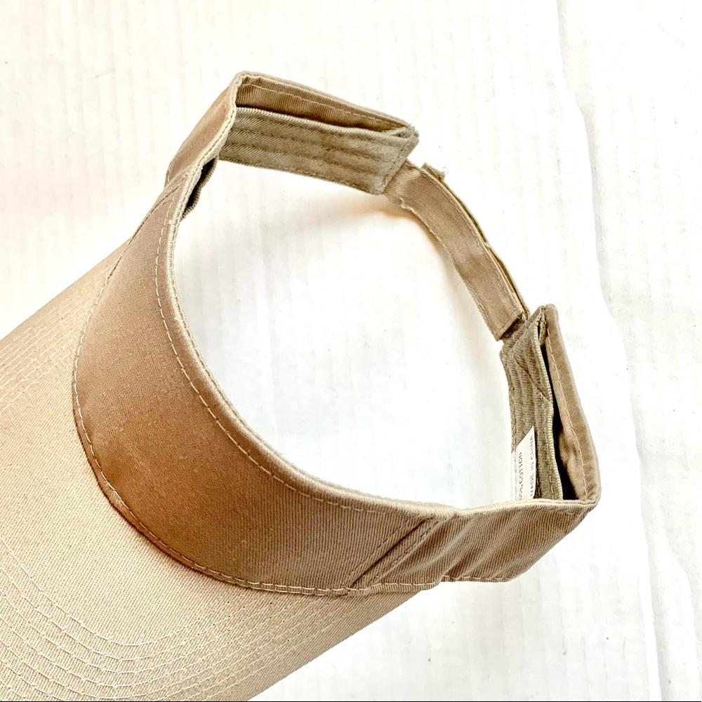 Beige unisex visor cap.